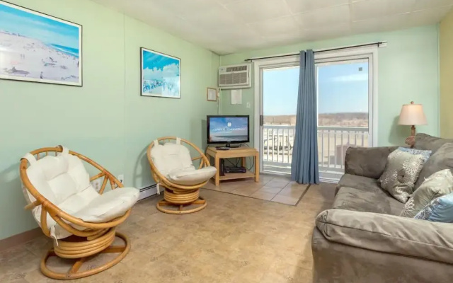 46th St Windjammer 106 1Br Condo
