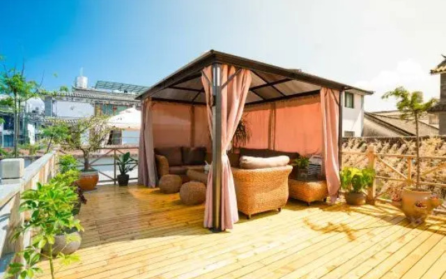 Beginner's Mind in Dali Art Theme Hotel