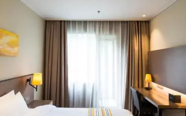 Home Inn Plus Shanghai Pudong Airport Chuangsha Metro Station