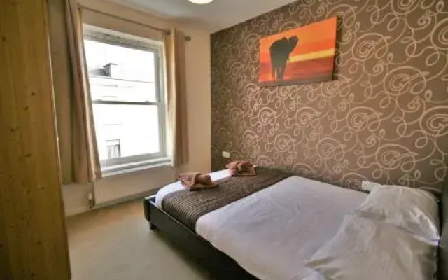 Trinity Lane - Central Cheltenham by RoomsBooked