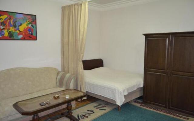 Saryan Street Studio Apartment