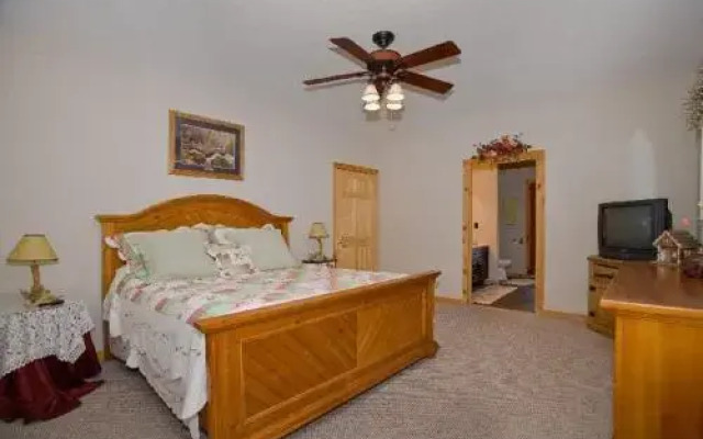 Knotted Pine - 3 Br home by RedAwning