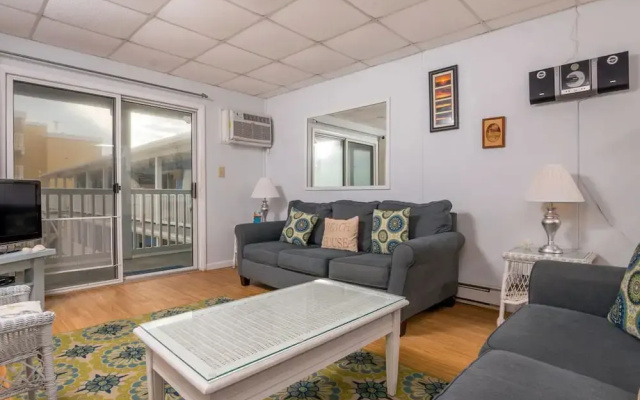 46th St Windjammer 302 1Br Condo