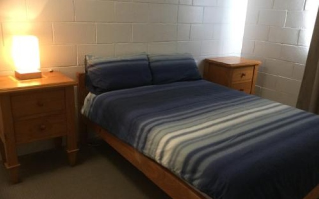 Pet Friendly home walking distance to Surf Beach - North St, Woorim – Guest Rooms – Woorim