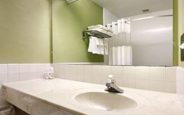 法戈豪生市中心酒店(Howard Johnson Inn Fargo Downtown)