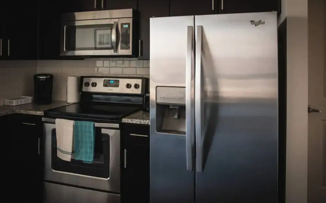 Luxurious 1BR Apt In Uptown High-Rise