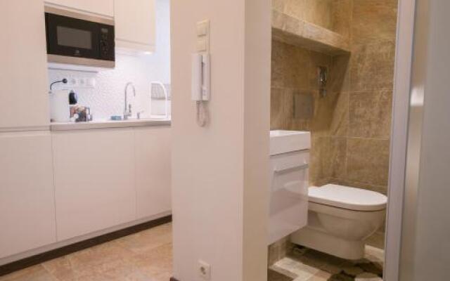 Chain Bridge Studio Apartment