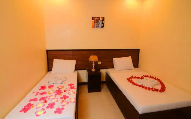 Avenue 5 Hotel