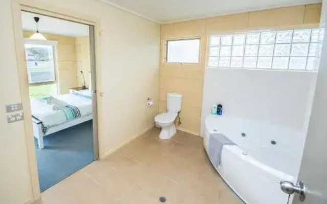 Bayview no 1 - Next to the Beach!