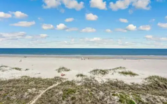 Coral Sands Beautiful Condominium by RedAwning