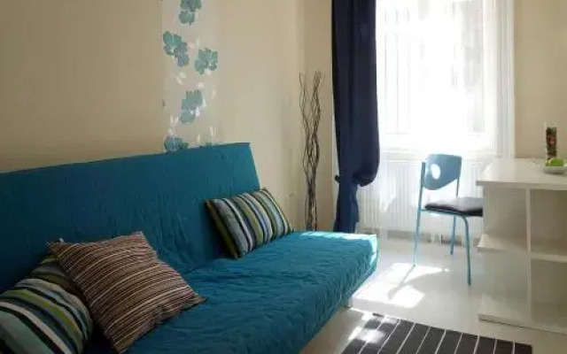 Vivid Rozsa Apartment