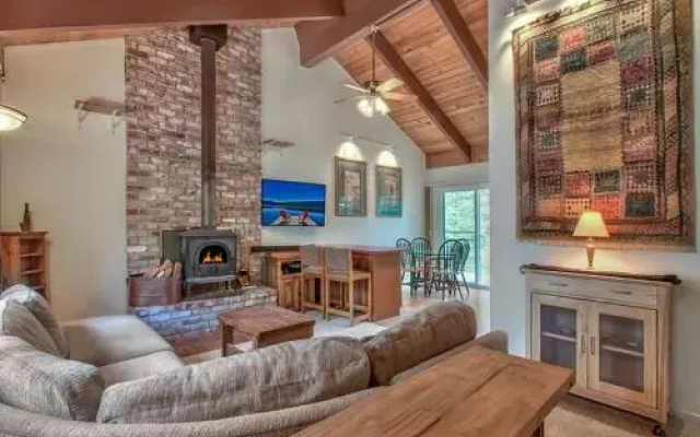 Cozy Tahoe 10 Mins To Heavenly & Lakefront 2 Bedroom Home by RedAwning