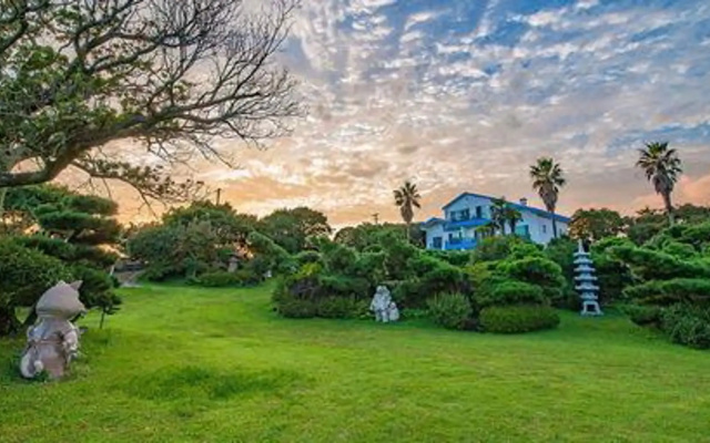 Beachside Whitehouse