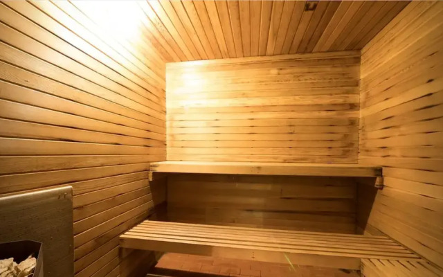 7 Bedroom Blue Mountain Chalet with Sauna & Hot Tub #35L