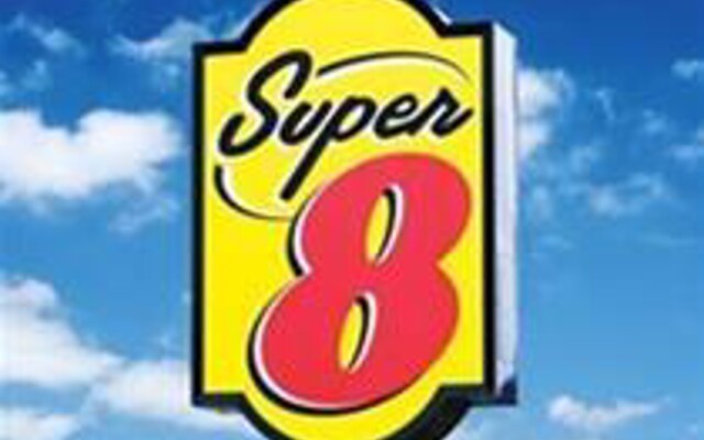 Super 8 by Wyndham Dalian Jinzhou Railway Station Square