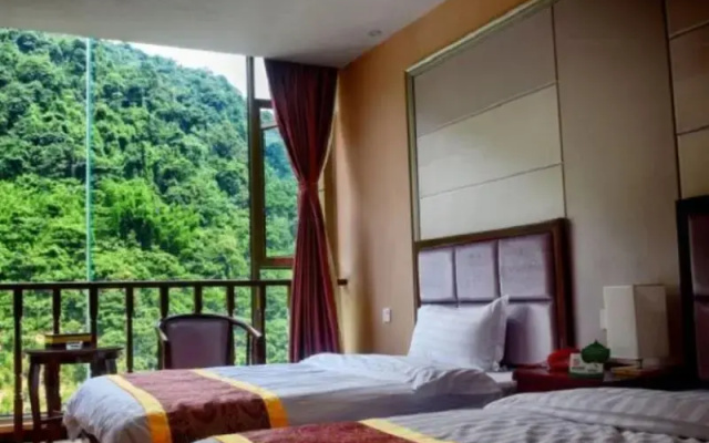 Chengdu Lying Dragon Lake Hotel