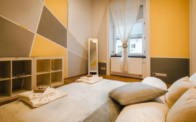Just Off Andrassy.... with Balcony