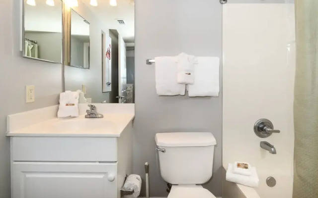 Pelican Isle 215 by RedAwning