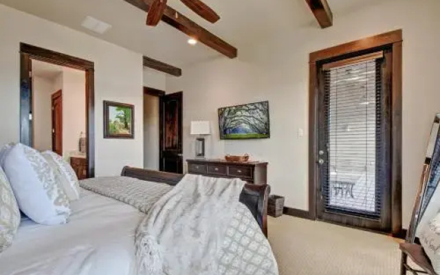 Amenities Grace Lake Travis Villa by RedAwning