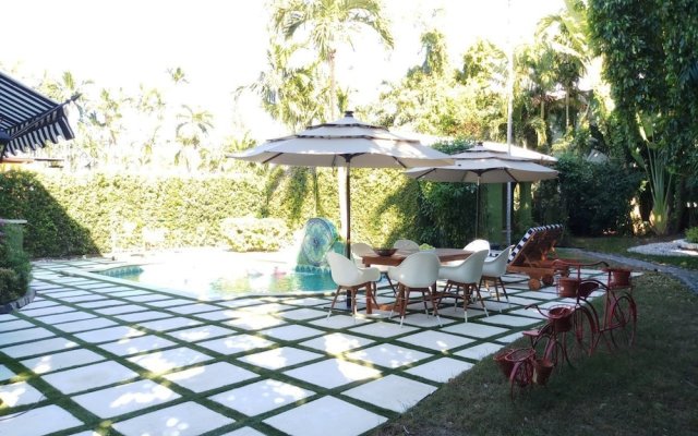 Cottage With Luxury Pool Near Beach