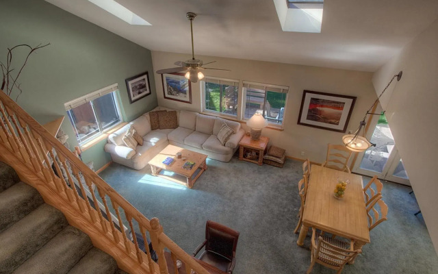 4 BR Home with Perfect Access to Activities by RedAwning