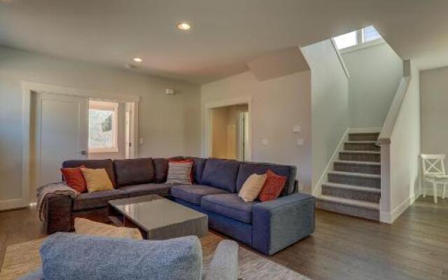 Hillside Haven 4 Bedroom Home by RedAwning