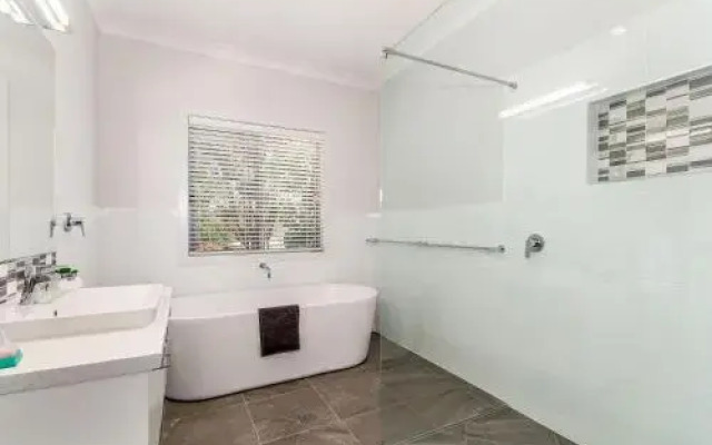 Stunning Canal Home Oh So Close To The Waterfront