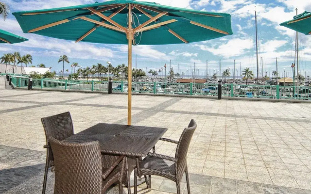 Ala Moana Condo 1777-9 by RedAwning