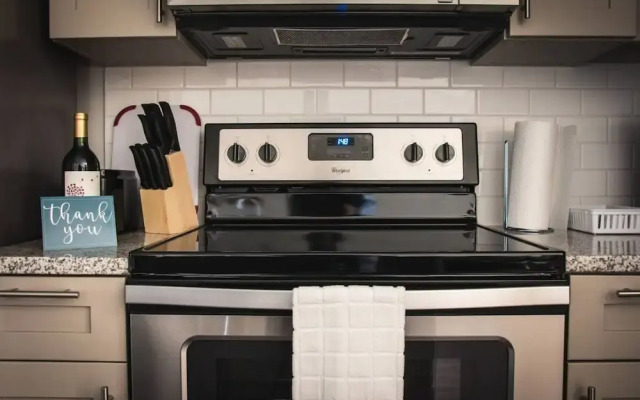Stylish 1BR Apt Near Spectrum Center