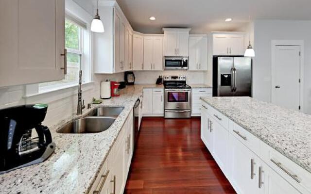 Nashville Duplex Home by RedAwning