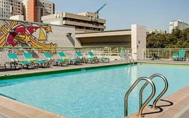 University District Flat + Pool + Gym