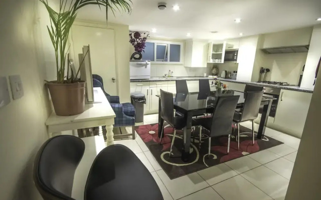 ROCH Lovely Townhouse 4 Bed 2 Bath