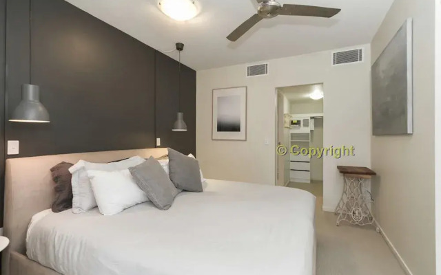 A Deluxe Swim Up - Drift Apartments South