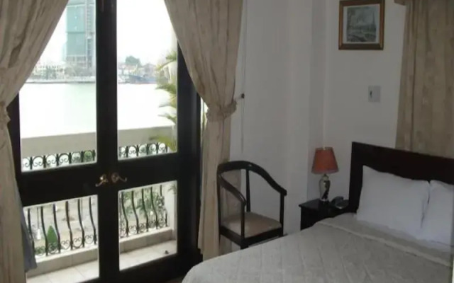 Y Van Hotel