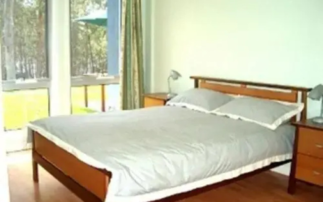 Lakeshore Lodge