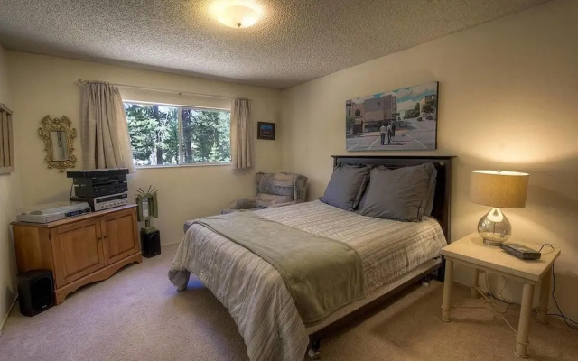 Pet Friendly Cabin by RedAwning