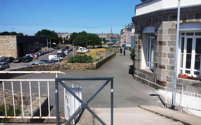APPARTEMENT VUE MER St MALO CUISINE ENTIEREMENT EQUIPEE 6 PERSONNES
