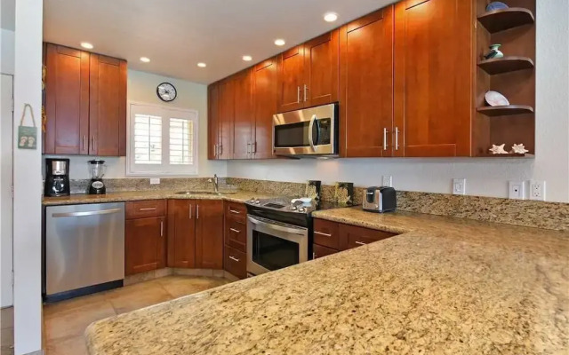 Lokelani #A205 - 2 Br condo by RedAwning