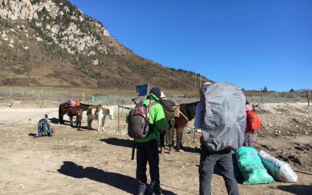 Huajianji Courtyard Home stay