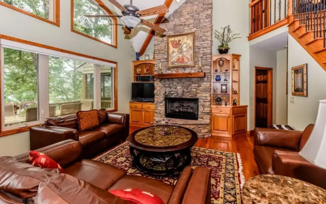 Hidden Gem - 5 Br home by RedAwning