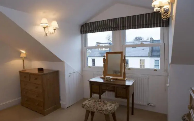 Veeve  House Ashlone Road Putney