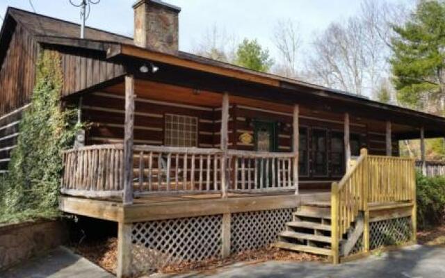 Mountain Dreams - 4 Br home by RedAwning