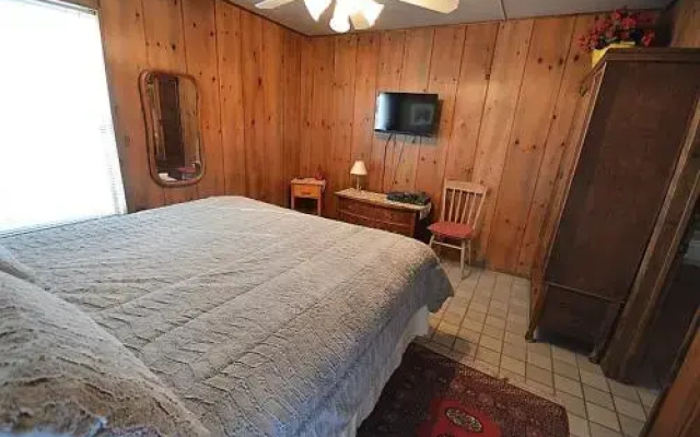 La Grange Cabin - 2 Br condo by RedAwning