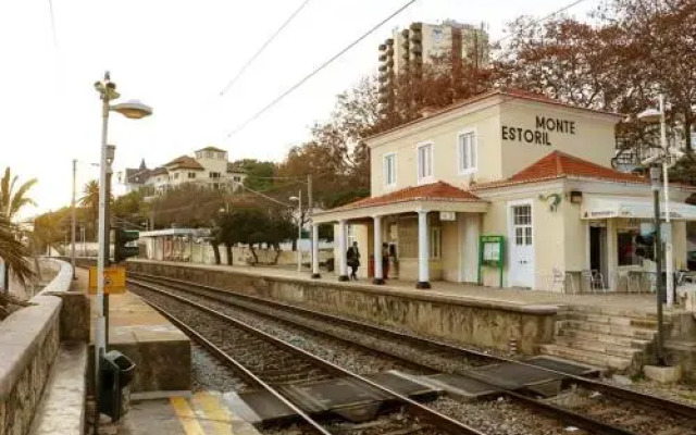 Monte Estoril Train Station Flat