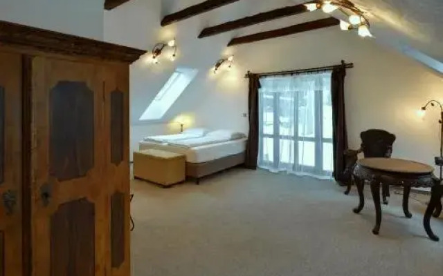 Zamecka Fortovna / Forester House