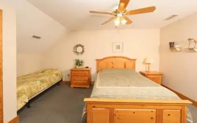 Briarstone Lodge Condo 13F by RedAwning