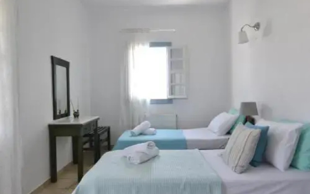 Ios Art Studios & Luxury Apartments