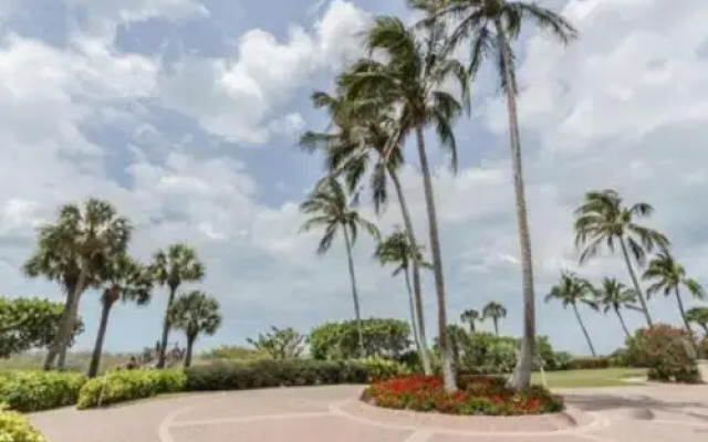 Luxury Gulf-Front Condo Located in Distinguished Area with Pool and Hot Tub by RedAwning