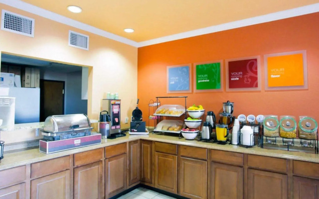 Rodeway Inn & Suites