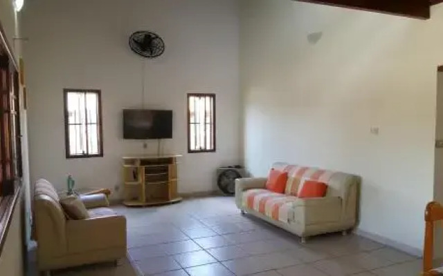 Casa espaçosa a 100m da praia Perequê Açu